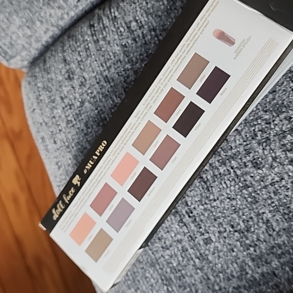 New Doll Face neutral Eye Shadow Palette - Picture 11 of 15